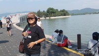 Berfoto di tengah jembatan Summer Palace