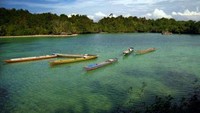 Perahu-perahu di Danau Napabale (dok. Terryna Padmi Tunjungsari)