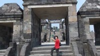 Berfoto di bangunan utama Situs Ratu Boko