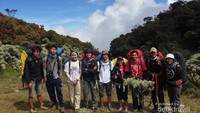 menikmati alam bersama teman teman tersayang
