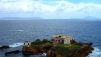 Sebuah pulau kecil di Napoli