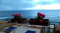 Sambil menunggu makan malam kamu bisa melihat pemandangan langsung ke laut lepas