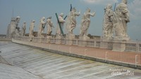 Patung-patung di atas St Peter Basilica