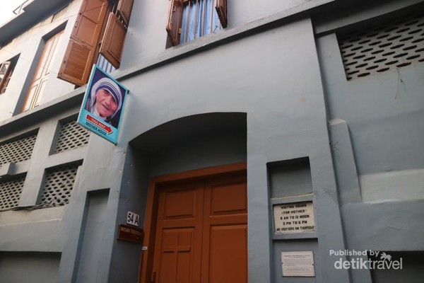 Jam untuk berkunjung ke Mother House adalah pukul 08.00 - 12.00, kemudian dilanjutkan pada pukul 15.00 - 18.00 setiap harinya, kecuali hari Kamis dimana Mother House tidak terbuka untuk umum. Jam untuk berkunjung ke Mother House adalah pukul 08.00 - 12.00, kemudian dilanjutkan pada pukul 15.00 - 18.00 setiap harinya, kecuali hari Kamis dimana Mother House tidak terbuka untuk umum.