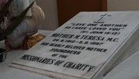 Di dalam Mother House terdapat makam Bunda Teresa yang wafat pada tanggal 5 September 1997.