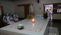 Di makam inilah para turis yang menjadikan destinasi ke Mother House sebagai wisata rohani untuk berdoa. Para turis yang datang kesini sering merasakan aura positif dalam bentuk ketenangan dan kedamaian.