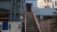 Dengan menaiki tangga ke lantai dua bangunan Mother House, kami dapat melihat sebuah kamar yang digunakan oleh Bunda Teresa untuk tidur dan bekerja sejak tahun 1953 hingga 1997.