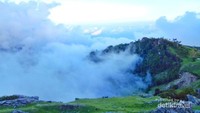 Pemandangan hamparan kabut yang menyelimuti perbukitan didesa ini.