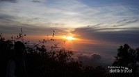 sunrise saat berada di puncak cikuray