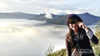 Awan yang menebal menyelimuti gunung