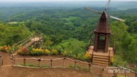 Hamparan pemandangan dari Puncak Songgo Langit dengan dihiasi Kincir Angin di salah satu sudut Puncak Songgo Langit.