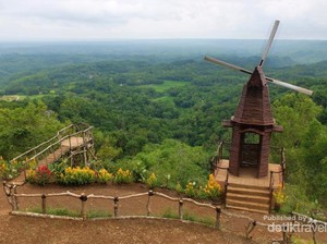 Negeri Dongeng di Balik Hutan Pinus Yogyakarta