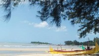 Santai di Pantai Burung Mandi, ditemani Perahu Nelayan Lokal yang parkir