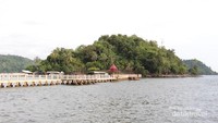 Jembatang penghubung ke Pulau Batu Kareta