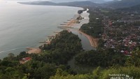 Pemandangan di Puncak Bukit Langkisau