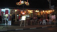 Pub di Negombo makin ramai di malam hari (Foto: Fitraya/detikTravel)