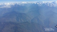Pegunungan Himalaya dilihat dalam pesawat saat mountain flight tour