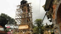 Proses pembuatan Bade yang belum sempurna (dari kayu dan bambu).