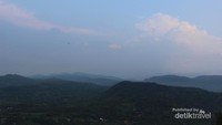 Beginilah pemandangan yang terhampar dari bukit , saat cuaca cerah pemandangannya akan lebih indah lagi.