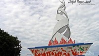 Tampilan monumen ini sekilas mirip puncak Monas.