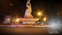 Ketika malam monumen ini menjadi tempat nongkrong kaula muda