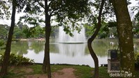 Air mancur yang berada tepat di tengah Taman Kambang Iwak