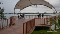 Salah satu gazebo yang sering digunakan untuk memandang ke sekeliling danau.