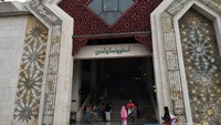 Menunggu waktu berbuka di Masjid At Tin, Taman Mini