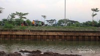 Bermain layang-layang di sekitar danau