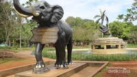 Salah satu taman yang ada di dalam kebun binatang, lengkap dengan kolamnya