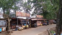 Di sepanjang bibir Situ Cibereum banyak penjual makan dan minum