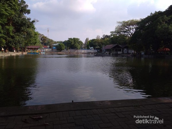 Tempat kolam pemancingan Taman Balekambang.