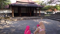 Area Panggung terbuka (outdoor) dikelilingi pepohonan rindang di Taman Balekambang