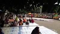 Sekelompok warga yang sedang asyik ngabuburit. Namun tidak seramai biasanya dikarenakan cuaca yang sedang mendung dan sedikit turun hujan.