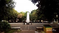 Tugu Perjuangan Rakyat Bekasi atau Tugu Resolusi Rakyat Bekasi yang menjadi saksi bisu perjuangan rakyat Bekasi melawan pasukan sekutu dan NICA pada tahun 1946, satu tahun setelah kemerdekaan.