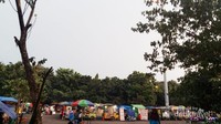 Alun-alun Kota Bekasi dengan para pedagangnya yang menjual beragam khas makanan dan minuman untuk berbuka puasa.