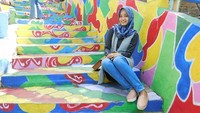 Di cat dengan warna yang mencolok agar menarik wisatawan