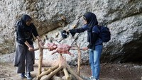 Ada pula replika gua, alat berburu,a dan memasak manusia purba.