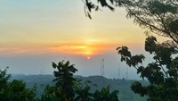 Matahari nampak terbenam di kejauhan