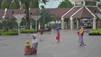 Halaman masjid yang luas, aman buat anak-anak bermain sambil menunggu orangtuanya mengikuti kajian