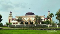 Tampak depan Masjid At Tin Taman Mini
