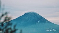 Gunung Sindoro, dilihat dari Bukit Sikunir