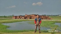 Area Candi Blandongan cukup luas. terdapat taman untuk istirahat