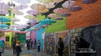 Beberapa lukisan dinding yang menjadi spot foto
