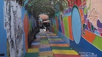 Jalan memasuki kampung warna-warni