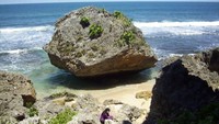 Batu besar di pinggir pantai