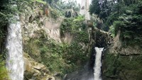 Tingginya mencapai 80 meter dan di bawahnya ada air terjun