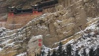 Kerennya Hanging Temple dari yang sudah berdiri lebih sejak 1500 tahun lalu dari kejauhan