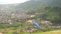 Salah satu paralayang yang baru saja turun