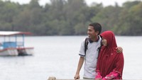 Jalan-jalan di pinggir pantai